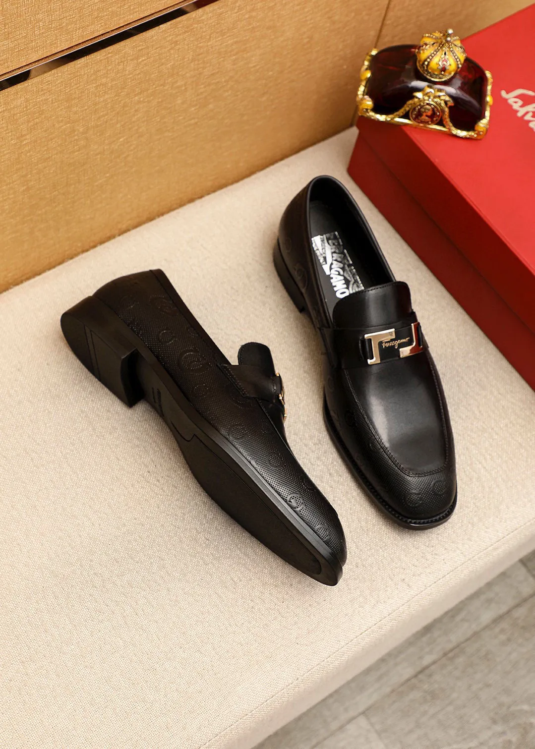 Men's shoes 💰460 💐 Product trademark: Ferragamo "Ferragamo" casual leather shoes Regular size: 38-44 (45.46🉑️customized) Product materials: Selected imported first-layer cowhide embossed upper + luxury hardware buckle, imported water-dyed cowhide leather lining. Strong three-dimensional visual effect, original rubber outsole Color: 1⃣️color optional